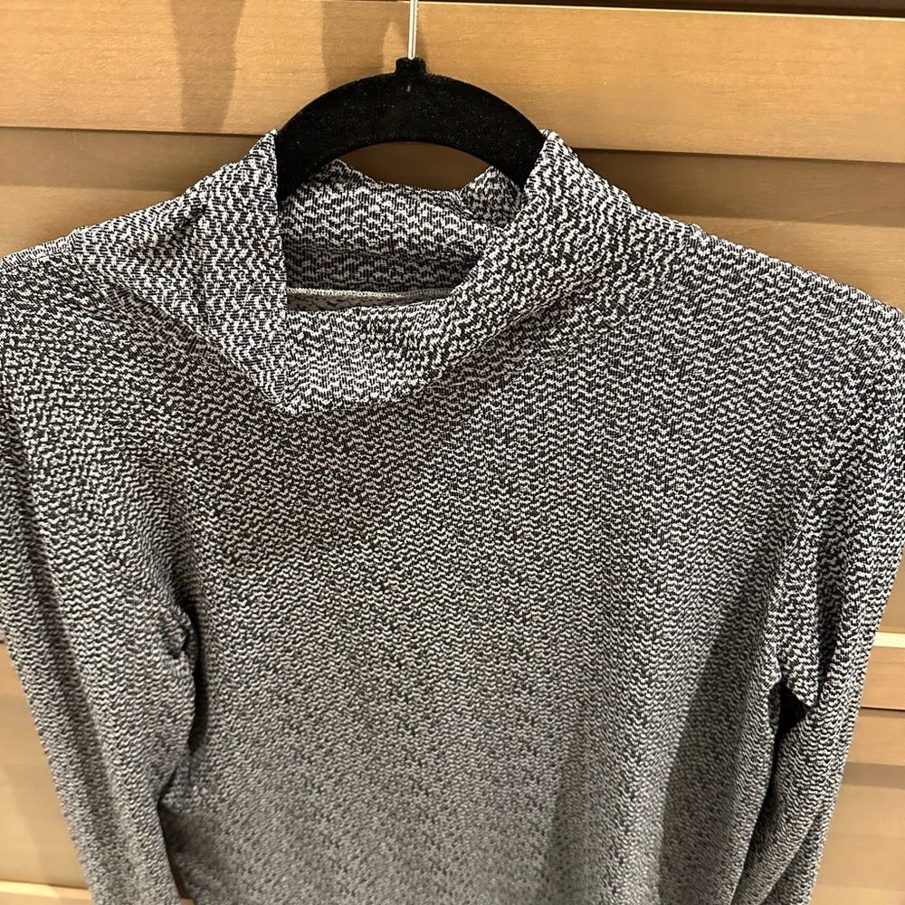 Athleta Black and White Houndstooth Patterned Turtleneck - ✨Like New✨